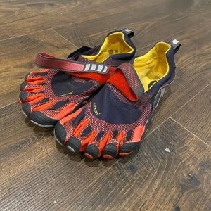 Vibrant Fiver Finger Shoes Size 11/44 Red